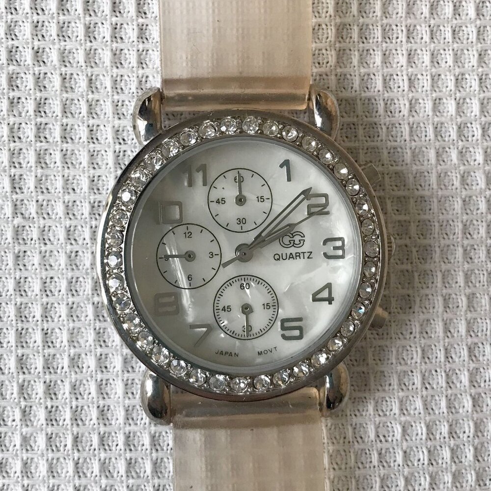GG Women's Silver Tone Mother of Pearl Quartz Wristwatch Japan, Not Working